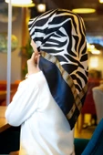 % 57 İPEK % 43 VİSKON Twill İpek Zebra Desenli Lacivert - Gold Renkli 90x90 Eşarp Dikim Şekli : El Dikişi thumbnail 1