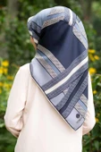 %100 Twill İpek Geometrik Desenli İndigo - Krem Renkli 90x90 Eşarp Dikim Şekli : El Dikişi thumbnail 1