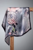 %100 Twill İpek Dumanlı Çiçek Desenli Gri Renkli 90x90 Eşarp Kenar Dikiş Şekli El Dikişli thumbnail 5