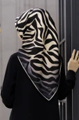 % 57 İPEK % 43 VİSKON  Twill İpek Zebra Desenli Krem - Siyah Renkli 90x90 Eşarp Dikim Şekli : El Dikişi thumbnail 1