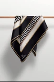 % 57 İPEK % 43 VİSKON Twill İpek Labirent Ve Geometrik Desenli Siyah - Krem Renkli 90x90 Eşarp Dikim Şekli : El Dikişi thumbnail 3