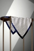 %100 Twill İpek Geometrik Desenli Krem - Lacivert Renkli 90x90 Eşarp Dikim Şekli : El Dikişi thumbnail 5