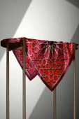 % 57 İPEK % 43 VİSKON Twill Türk Motifi  Desenli Kırmızı Renkli 90x90 Eşarp Dikim Şekli: El Dikişi thumbnail 4