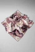 % 57 İPEK % 43 VİSKON Twill İpek Batik Çiçek Desenli Pudra - Bej Renkli 90x90 Eşarp Kenar Dikiş Şekli El Dikişli thumbnail 4