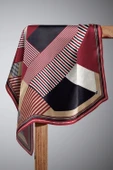 %100 Twill İpek Geometrik Desenli Bordo Renkli 90x90 Eşarp Dikim Şekli : El Dikişi thumbnail 6