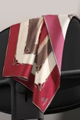 %100 Twill İpek Puantiyeli ve Geometrik Desenli Bordo - Vizon Renkli 90x90 Eşarp Dikim Şekli : El Dikişi thumbnail 6