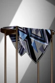% 57 İPEK % 43 VİSKON Twill İpek Geometrik Desenli İndigo - Siyah Renkli 90x90 Eşarp Dikim Şekli : El Dikişi thumbnail 5
