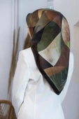 % 57 İPEK % 43 VİSKON Twill İpek Geometrik Desenli Haki - Sütlü Kahve Renkli 90x90 Eşarp Dikim Şekli : El Dikişi thumbnail 1