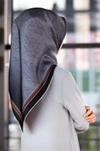 %100 Twill Barok Desenli Gümüş Renkli 90x90 Eşarp Dikim Şekli: El Dikişi thumbnail 1