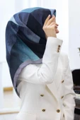 % 57 İPEK % 43 VİSKON Twill İpek Geometrik Desenli Cam Göbeği - Gri Renkli 90x90 Eşarp Dikim Şekli : El Dikişi thumbnail 1