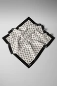 %100 Twill İpek Geometrik Desenli Krem - Siyah Renkli 90x90 Eşarp Dikim Şekli : El Dikişi thumbnail 4