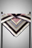 %100 Twill İpek Zincir Detaylı Geometrik Desenli Gri - Pudra Renkli 90x90 Eşarp Dikim Şekli : El Dikişi thumbnail 6