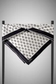 %100 Twill İpek Geometrik Desenli Krem - Siyah Renkli 90x90 Eşarp Dikim Şekli : El Dikişi thumbnail 3