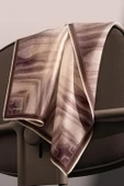 100% Twill İpek Monogram Desenli Bej Renkli 90x90 Dikim Şekli : El Dikişi Eşarp thumbnail 3