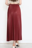 Zarif Ve Modern Pileli Parlak Krep Gizli Lastikli Bordo Etek thumbnail 7
