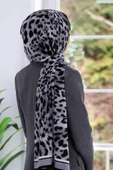 LÜKS MEDİNE İPEĞİ LEOPAR DESENLİ GÜMÜŞ RENKLİ 75X195 KIRIŞMAZ ŞAL MOSS KREP DİKİŞ TİPİ İTALYAN DİKİŞLİ thumbnail 1