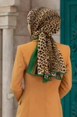 LÜKS MEDİNE BAROK BARDÜRLÜ LEOPAR DESENLİ HARDAL - ZÜMRÜT YEŞİLİ RENKLİ 75X195 KIRIŞMAZ ŞAL MOSS KREP DİKİŞ TİPİ İTALYAN DİKİŞLİ thumbnail 1