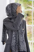 LÜKS MEDİNE BAROK BARDÜRLÜ LEOPAR DESENLİ SİYAH - GRİ RENKLİ 75X195 KIRIŞMAZ ŞAL MOSS KREP DİKİŞ TİPİ İTALYAN DİKİŞLİ thumbnail 1