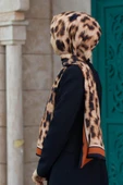 LÜKS MEDİNE İPEĞİ LEOPAR DESENLİ TABA RENKLİ 75X195 KIRIŞMAZ ŞAL MOSS KREP DİKİŞ TİPİ İTALYAN DİKİŞLİ thumbnail 1