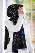 LÜKS MEDİNE İPEĞİ BOYA DAMLASI DESENLİ SİYAH - İNDİGO RENKLİ 75X195 KIRIŞMAZ ŞAL MOSS KREP DİKİŞ TİPİ İTALYAN DİKİŞLİ thumbnail 1