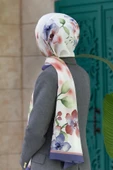 LÜKS MEDİNE İPEĞİ ÇİÇEK DESENLİ İNDİGO RENKLİ 75X195 KIRIŞMAZ ŞAL MOSS KREP DİKİŞ TİPİ İTALYAN DİKİŞLİ thumbnail 1