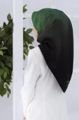 % 57 İPEK % 43 VİSKON Twill İpek Degrade Desenli Zümrüt Yeşili Renkli 90x90 Eşarp Dikim Şekli : El Dikişi thumbnail 1
