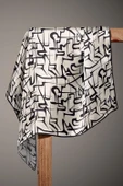 % 57 İPEK % 43 VİSKON Twill İpek Soyut Geometrik Desenli Krem - Siyah Renkli 90x90 Eşarp Dikim Şekli : El Dikişi thumbnail 4