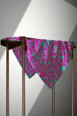 % 57 İPEK % 43 VİSKON Twill İpek Büyük Çiçek Desenli Fuşya - Koyu Mint Yeşili Renkli 90x90 Eşarp Dikim Şekli : El Dikişi thumbnail 3