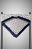% 57 İPEK % 43 VİSKON Twill İpek Geometrik Desenli Krem - Lacivert Renkli 90x90 Eşarp Dikim Şekli : El Dikişi thumbnail 3