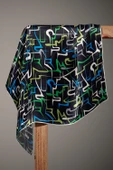 % 57 İPEK % 43 VİSKON Twill İpek Soyut Geometrik Desenli Saks - Zümrüt Yeşili Renkli 90x90 Eşarp Dikim Şekli : El Dikişi thumbnail 4