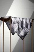 %100 Twill İpek Efektli ve Geometrik Desenli Siyah - Beyaz Renkli 90x90 Eşarp Dikim Şekli : El Dikişi thumbnail 4