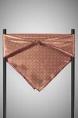 %100 Twill İpek Monogram Desenli Taba Renkli 90x90 Eşarp Dikim Şekli : El Dikişi thumbnail 6