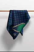 % 57 İPEK % 43 VİSKON Twill İpek Zincirli Ve Monogram Desenli Lacivert - Zümrüt Yeşili Renkli 90x90 Eşarp Dikim Şekli : El Dikişi thumbnail 5