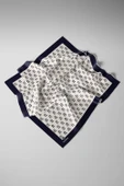 % 57 İPEK % 43 VİSKON Twill İpek Geometrik Desenli Krem - Lacivert Renkli 90x90 Eşarp Dikim Şekli : El Dikişi thumbnail 4