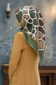 %100 Twill İpek Zürafa Desenli Haki - Bej Renkli 90x90 Eşarp Dikim Şekli : El Dikişi thumbnail 1