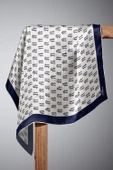 % 57 İPEK % 43 VİSKON Twill İpek Geometrik Desenli Krem - Lacivert Renkli 90x90 Eşarp Dikim Şekli : El Dikişi thumbnail 6