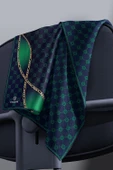 % 57 İPEK % 43 VİSKON Twill İpek Zincirli Ve Monogram Desenli Lacivert - Zümrüt Yeşili Renkli 90x90 Eşarp Dikim Şekli : El Dikişi thumbnail 3