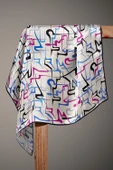 % 57 İPEK % 43 VİSKON Twill İpek Soyut Geometrik Desenli Fuşya - Saks Renkli 90x90 Eşarp Dikim Şekli : El Dikişi thumbnail 4