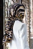 LÜKS MEDİNE İPEĞİ ZEBRA DESENLİ GOLD - SİYAH RENKLİ 75X195 KIRIŞMAZ ŞAL MOSS KREP DİKİŞ TİPİ İTALYAN DİKİŞLİ thumbnail 1