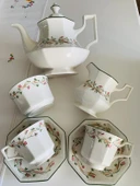 Vintage Johnson Brothers Eternal Beau Serisi Zarif Fiyonk ve Çiçek Desenli Porselen İngiliz Çay Seti thumbnail 2