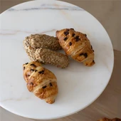 Akayev Mermer 25 Cm Konik Ahşap Ayaklı Beyaz Yuvarlak Sunum Tabağı thumbnail 2