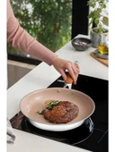 TRAMONTINA ROMAGNA DESERT CLAY 30 CM SERAMİK YÜZEYLİ KIZARTMA TAVASI thumbnail 1