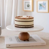 Akayev Mermer 28 Cm Ahşap Ayaklı Beyaz Yuvarlak Sunum Tabağı thumbnail 1