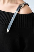 Kayık Yaka Deri Askı Detaylı Triko Kazak thumbnail 2