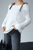 Kayık Yaka Deri Askı Detaylı Triko Kazak thumbnail 7