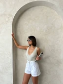 Kemer detaylı gabardin şort beyaz s25289 thumbnail 3