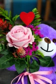KUCAĞINDA PEMBE GÜL BUKETİ TUTAN 25cm SEVİMLİ PELUŞ AYICIK SEVDİKLERİNİZE HEDİYE thumbnail 4