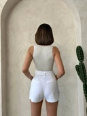 Kemer detaylı gabardin şort beyaz s25289 thumbnail 2