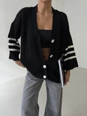 Büyük düğmeli salaş triko hırka siyahbeyaz thumbnail 1