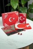 Türk Bayraklı Kuranı Kerim Hediyelik Set – Kadife Kutulu, Bayrak, Seccade ve Tesbih thumbnail 1